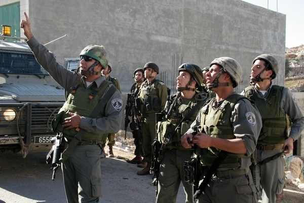 مداهمات وإصابات واعتقال وتسليم بلاغات في الضفة الغربية