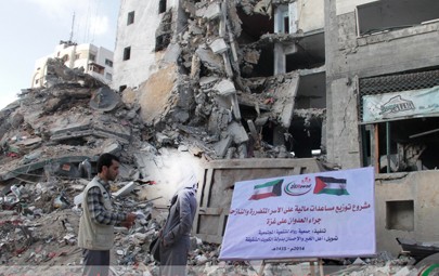 روّاد توزع 50 ألف دولار لمتضرري العدوان