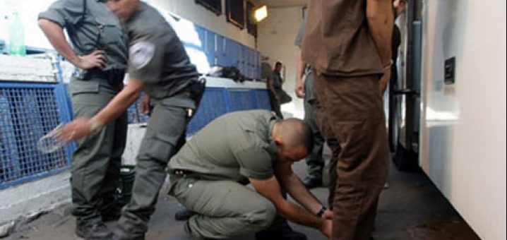 الاحتلال يحتجز معتقلَين وينكّل بهما