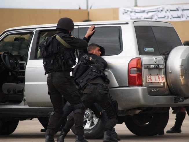 مخابرات السلطة بالخليل تختطف معلمًا من أمام مدرسته