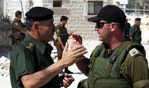 أجهزة السلطة بالضفة تعتقل 6 وتستدعي 2 آخرين
