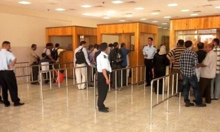 الاحتلال يمنع رئيس مؤسسة حقوقية من السفر ودخول الضفة