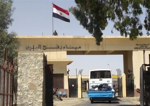 مغادرة حافلة واحدة فقط عبر معبر رفح