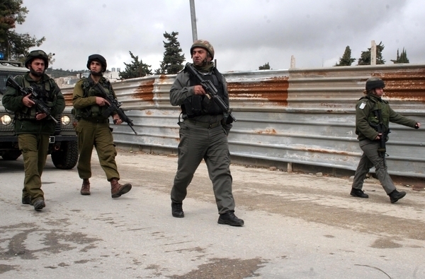 الاحتلال يعتقل 13 مواطناً في الضفة الغربية