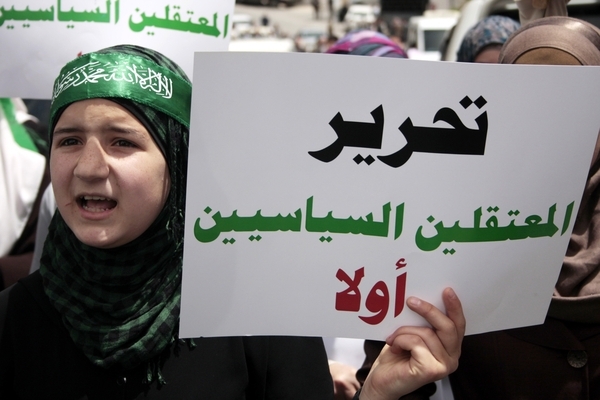 حماس: أجهزة السلطة تعتقل مواطنين وتواصل اعتقال آخرين