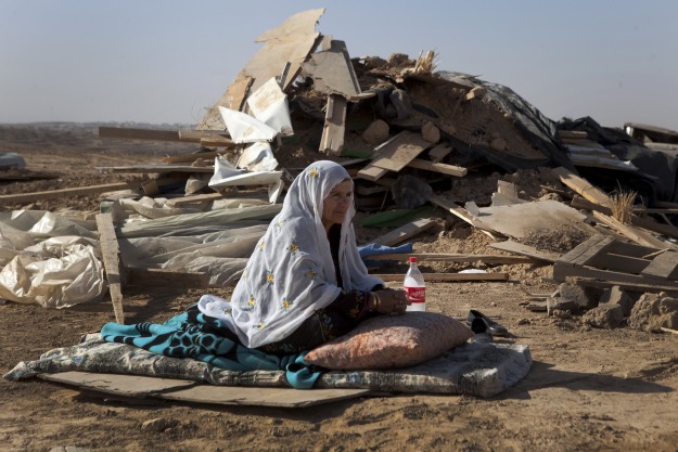 الاحتلال يُشرد 14 فلسطينيًّا بعد هدم منزلهم في النقب