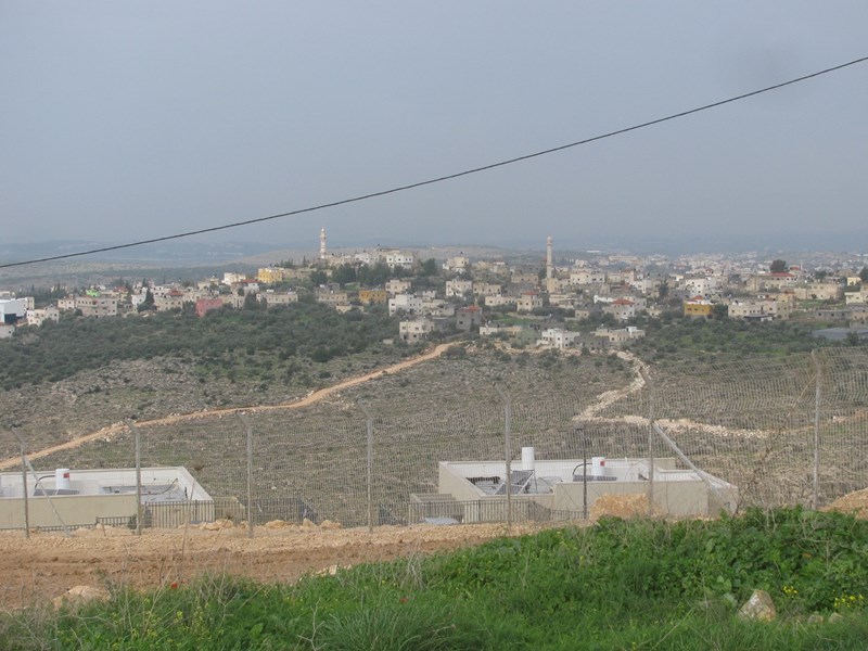 الاحتلال يخطر بمصادرة أراض في قرية رافات
