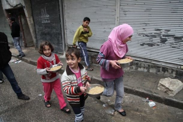 الوفاء الإغاثية تفتتح مطبخا خيريا لإطعام لاجئي مخيم اليرموك