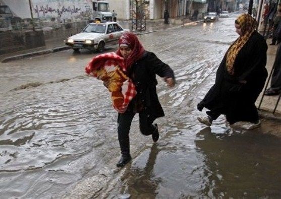 التعليم بغزة تعلق الدراسة غدًا الاثنين بسبب ظروف الطقس