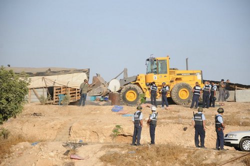 الاحتلال يهدم 10 منشآت فلسطينية في النقب