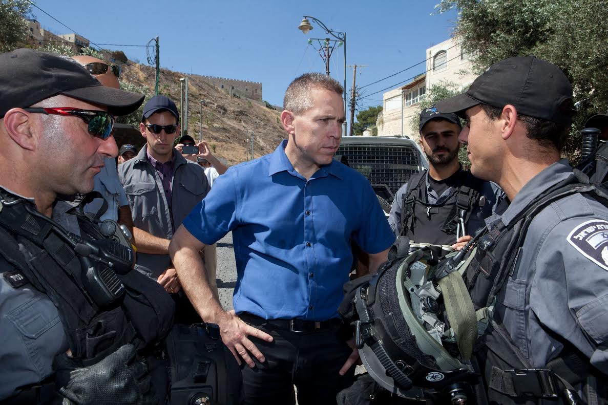 وزير الأمن الإسرائيلي يتعرض للرشق بالحجارة شرقي القدس