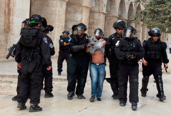 الاحتلال يمدد اعتقال مقدسي وأبنائه الثلاثة