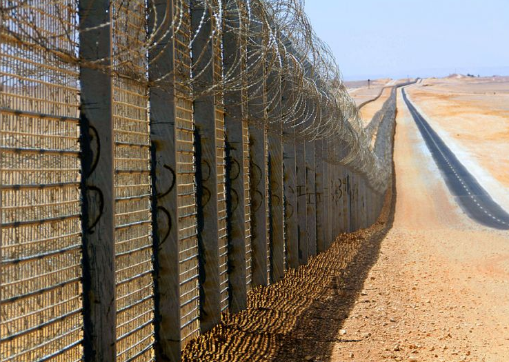 الاحتلال يشيد سياجا جديدا على حدود غزة