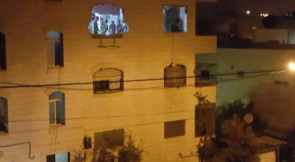 الاحتلال يهدم منزل الأسير الهشلمون ويعتقل 3 شبان في الخليل