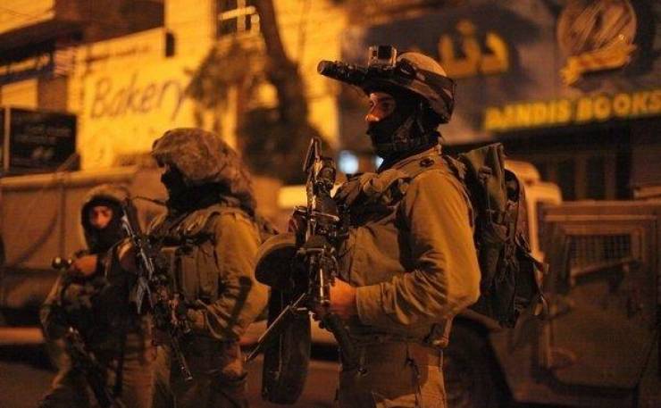 الاحتلال يعتقل 23 فلسطينيا من الضفة ويصادر أموالا