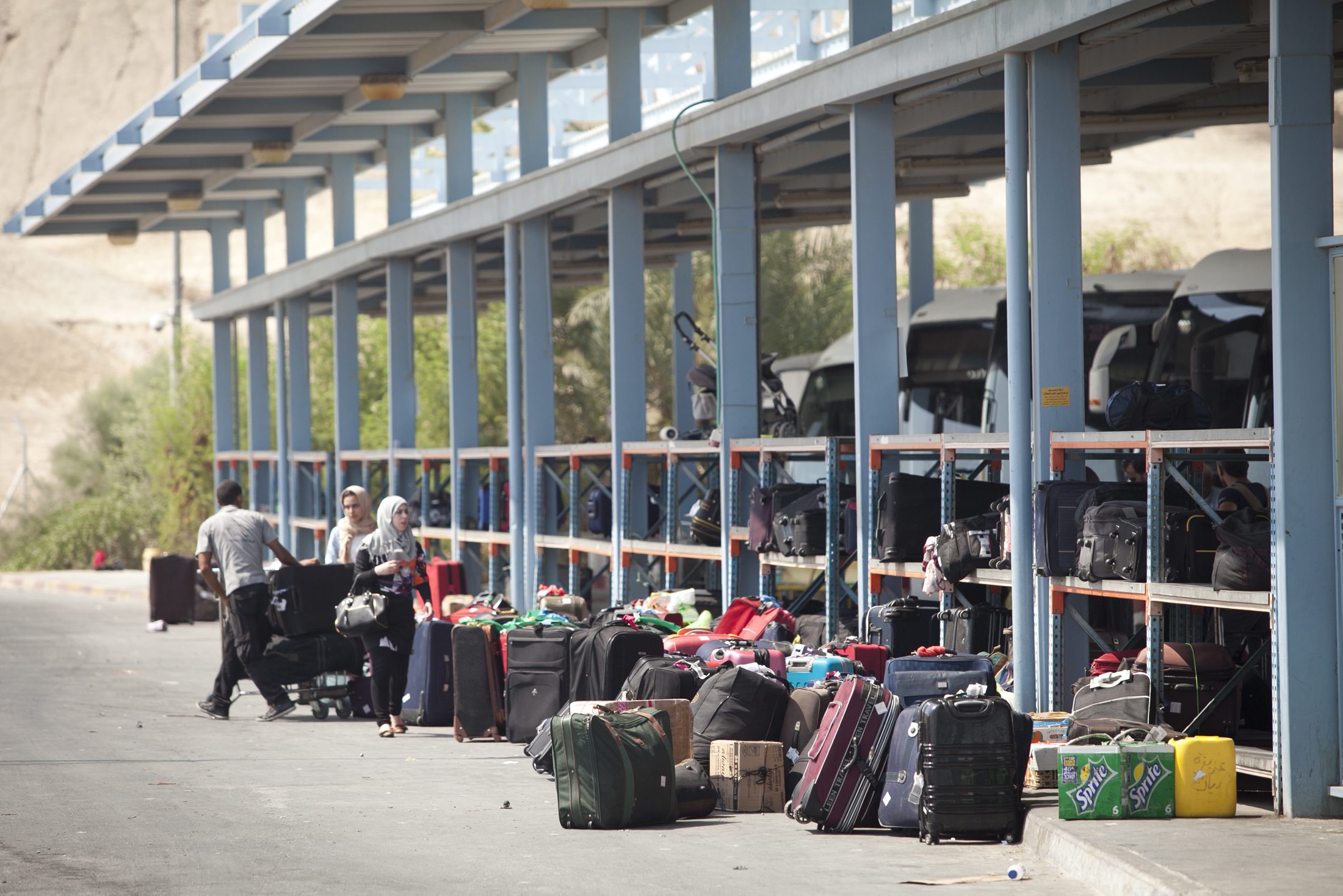 الاحتلال يحرم 37 فلسطينيًّا من السفر خلال أسبوع
