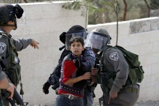 الاحتلال يعتقل مواطنا وطفله من حي الطور بالقدس