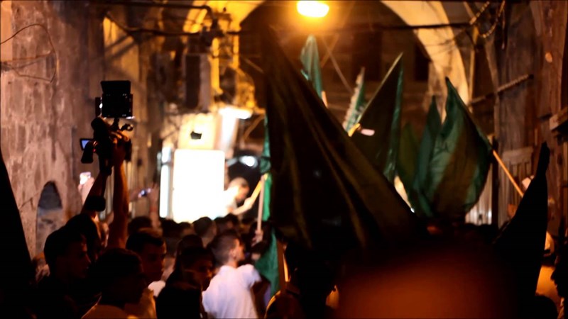 على بوابات الأقصى.. زفة عريس بـطعم المقاومة (فيديو)