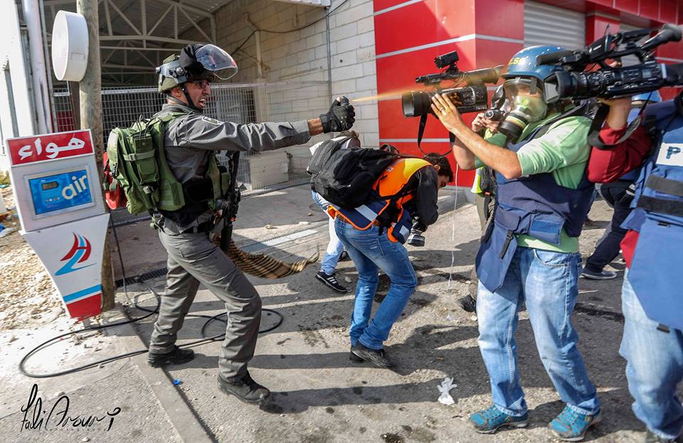 61 انتهاكًا ضد الصحفيين من الاحتلال والسلطة في أغسطس