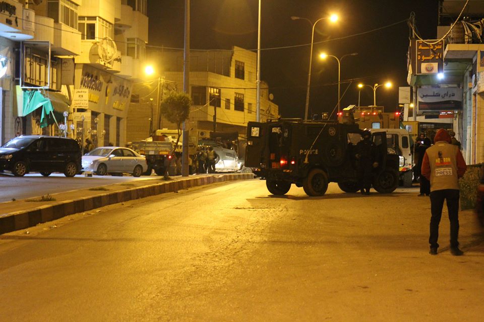 الاحتلال يشن حملة اعتقالات ومداهمات في الخليل