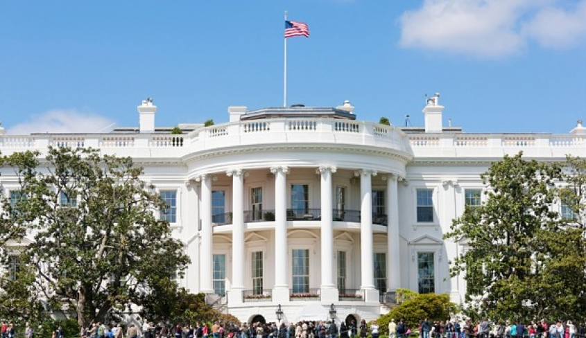 البيت الأبيض يحذر من انقسام البلاد ودعوات لاستقالة الرئيس
