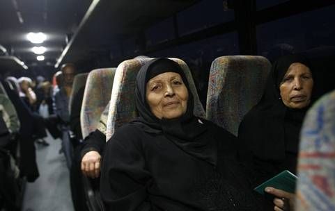 52 من أهالي أسرى غزة يزورون أبناءهم في سجن نفحة