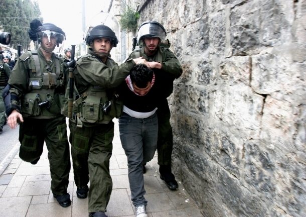 الاحتلال يعتقل فلسطينيًّا بزعم محاولته تنفيذ عملية طعن