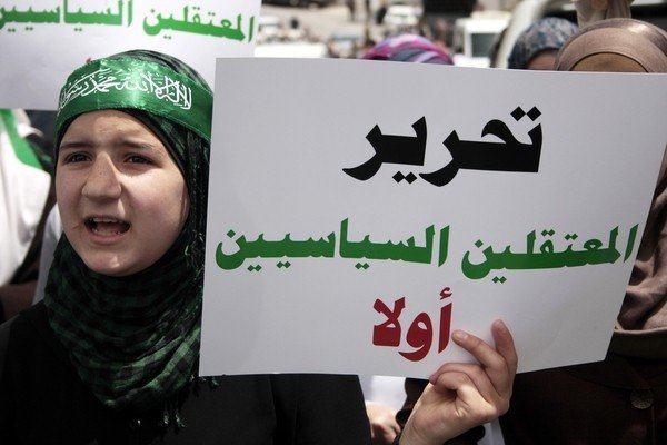 الطفلة حنان العموري.. حين يسرق الاعتقال السياسي دفء العائلة