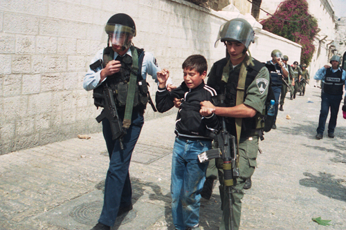 الاحتلال يعتقل طفلاً من داخل الأقصى
