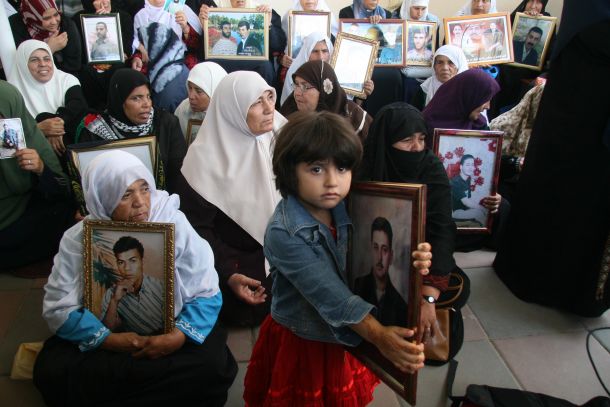 الاحتلال يسمح لذوي أسرى غزة بزيارة سجن نفحة