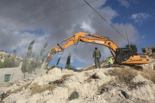 آليات إسرائيلية تهدم منشآت فلسطينية غرب رام الله