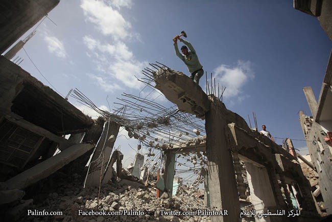 بأيديهم.. عمال غزة يزيلون ركام الحرب (صور وفيديو)