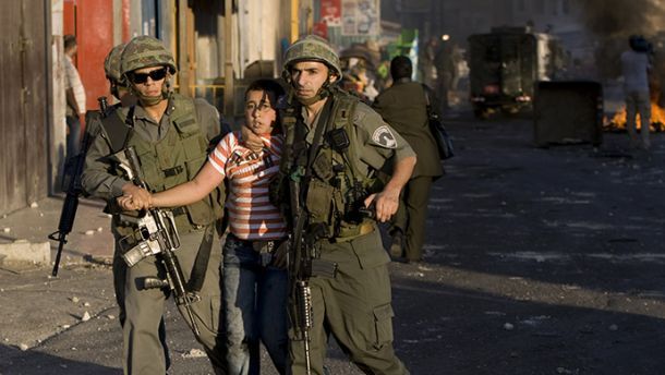 الاحتلال يعتقل عائلة بأكملها جنوب القدس وأربعة شبان بنابلس