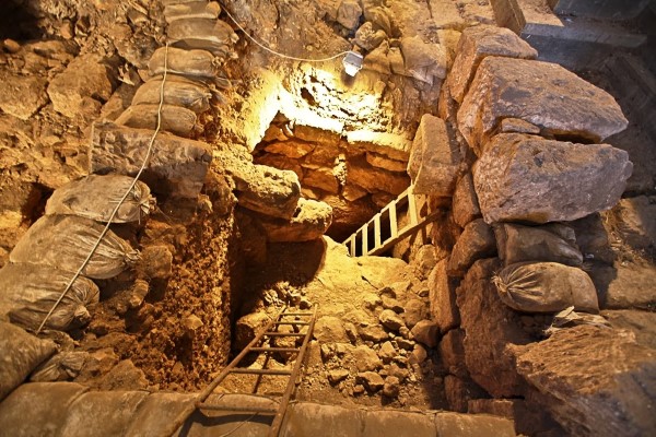 مختص مقدسي: الاحتلال حفر نحو 60 حفرية بمحيط الأقصى