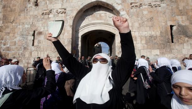 المرأة الفلسطينية.. عنوان المقاومة وصانعة الأبطال