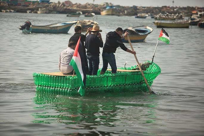 القوارير الفارغة تحقق حلم محامٍ بخوض بحر غزة