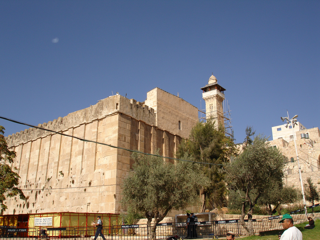 الاحتلال يغلق المسجد الإبراهيمي بالخليل بوجه المصلين