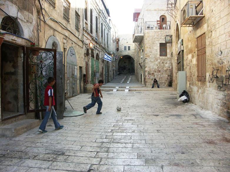 مستوطنون تحت حماية الاحتلال يستولون على محل بالبلدة القديمة