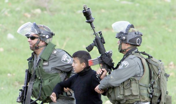 الاحتلال يعتقل طفلين بعد الاعتداء عليهما ببلدة الخضر