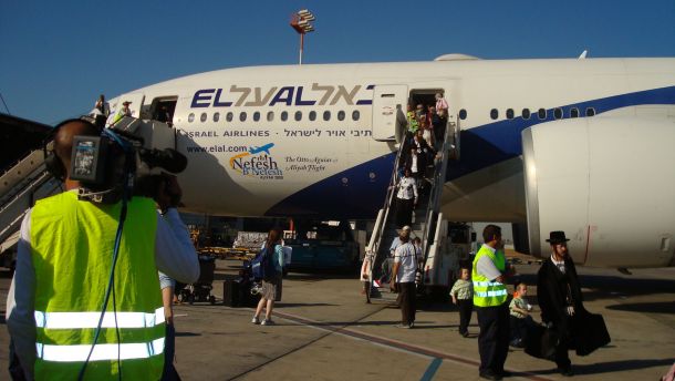 وصول 82 مستجلبًا صهيونيًّا من فرنسا إلى إسرائيل