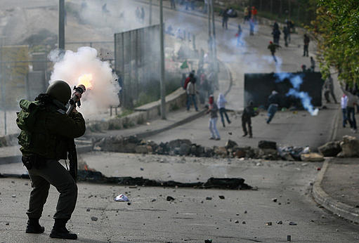 إصابة 17 فلسطينيًا في مواجهات مع الاحتلال شرقي القدس