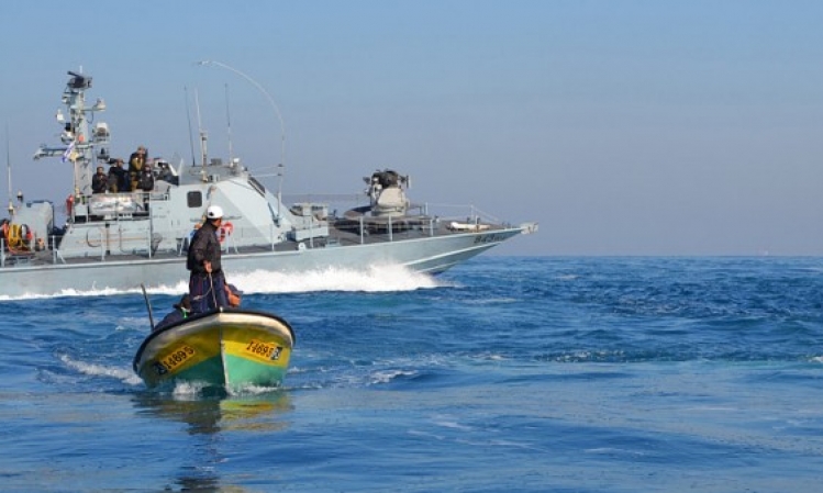 زورق إسرائيلي يصدم قارب صيد في عرض بحر شمال غزة