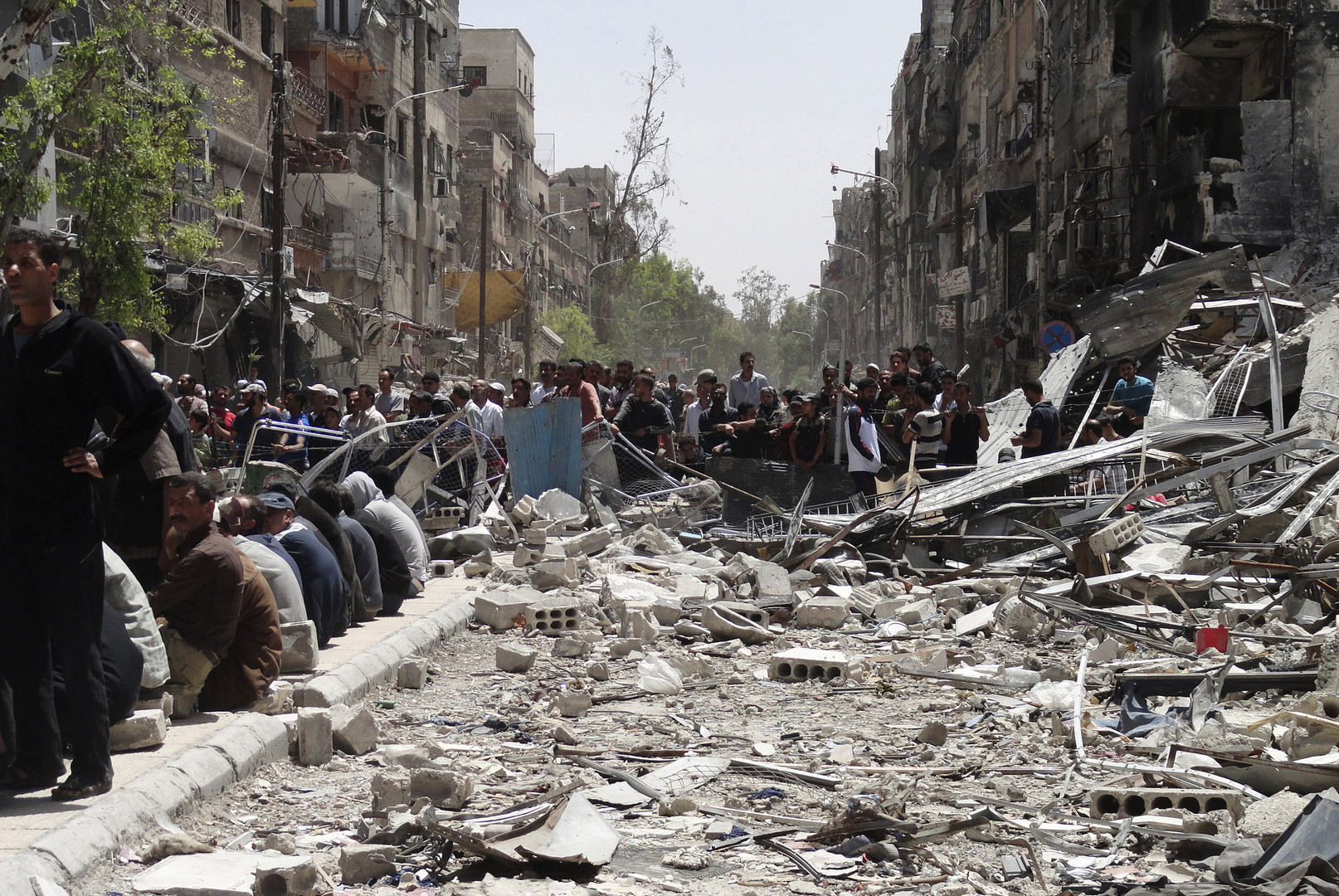 حماس تدعو للإسراع في إعادة إعمار مخيم اليرموك بسوريا