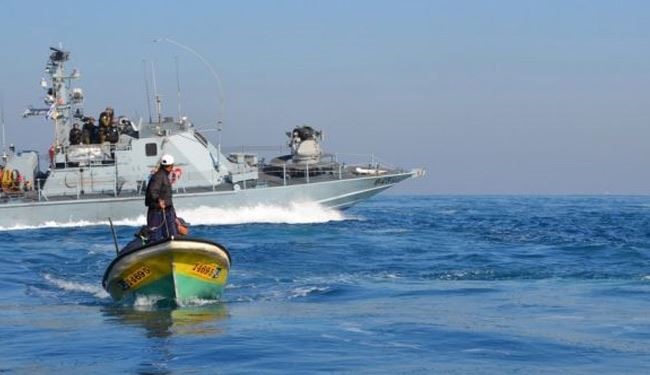 بحرية الاحتلال تستهدف مراكب الصيادين ببحر غزة