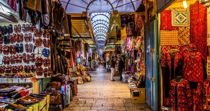 القدس تكسر قيد سجانها وتتزين لاستقبال رمضان