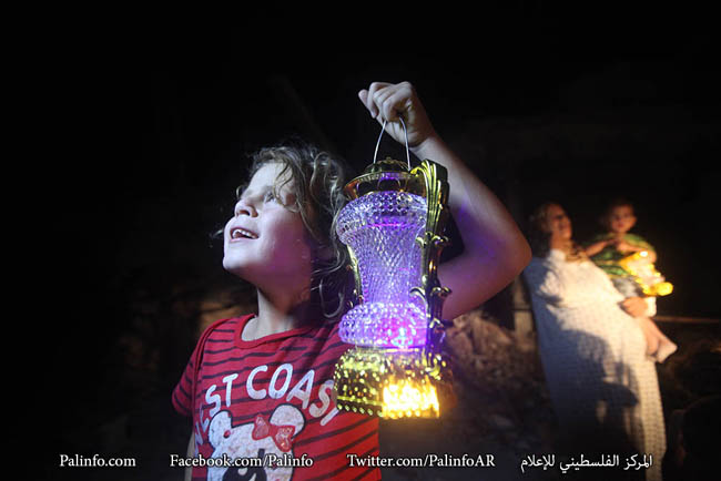 فانوس رمضان يضيء عتمة المنازل المدمرة بغزة (صور وفيديو)