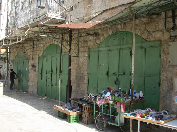 الاحتلال يجبر التجار في القدس على إغلاق محالهم