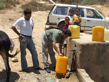 الخليل: إقبال من المواطنين على الدلبة لتعبئة المياه قبيل الإفطار