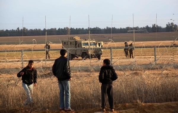 شبان يحطمون بوابة إسرائيلية شرق خانيونس ويستولون على معدات