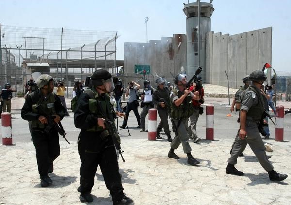 الاحتلال يشرع ببناء برج عسكري شرق الخليل